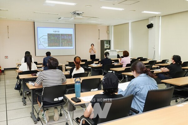 광양만권경제자유구역청(청장직무대리 선양규, 이하 광양경제청)은 24일, 전남 테크노파크에서 광양만권 입주기업 집단급식소 종사자를 대상으로 위생 교육을 실시했다. 