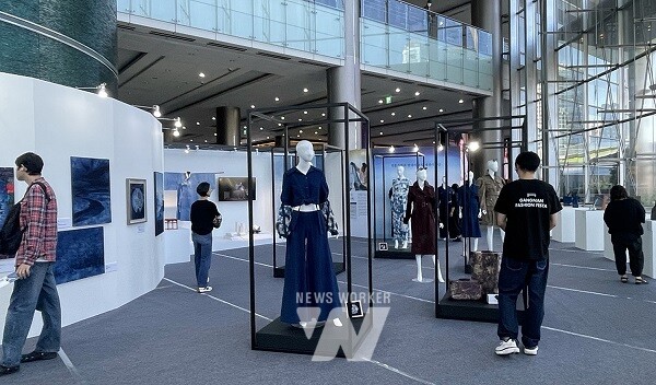 나주시가 9월 23~29일 서울 강남 코엑스에서 열리는 ‘2024 강남페스티벌’(강남패션페스타)에 참가해 나주 천연염색 패션 전시 및 판매·체험관을 운영한다. 코엑스 동문 로비에 마련된 ‘천연염색 패션전시관’ (사진제공-나주시)