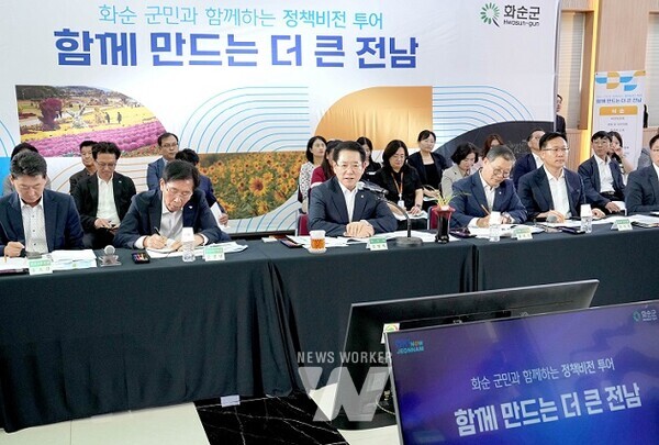 김영록 전라남도지사가 24일 화순군청 대회의실에서 열린 ‘화순군 정책비전 투어’ 행사에서 인사말을 하고 있다.