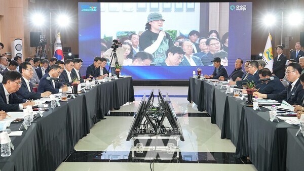 김영록 전라남도지사가 24일 화순군청 대회의실에서 ‘화순군 정책비전 투어’ 토론을 주재하고 미래 신산업 육성 등 지역 발전에 대한 의견과 제안에 대한 질문에 답변을 하고 있다.