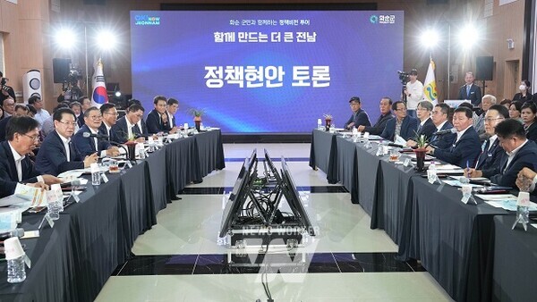 김영록 전라남도지사가 24일 화순군청 대회의실에서 ‘화순군 정책비전 투어’ 토론을 주재하고 미래 신산업 육성 등 지역 발전에 대한 의견과 제안에 대한 질문에 답변을 하고 있다