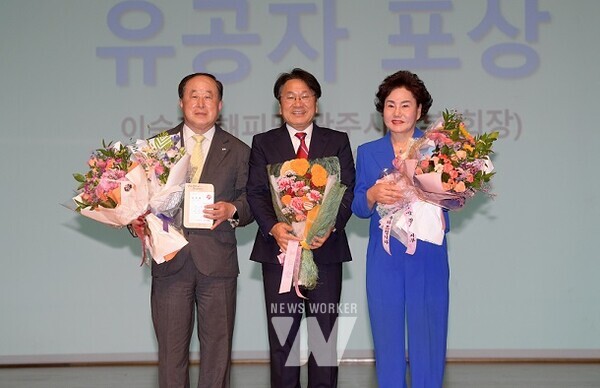 강기정 광주광역시장이 24일 오후 시청 대회의실에서 열린 제32회 광주여성대회 행사에 참석해 표창을 수여한 후 기념촬영을 하고 있다. /광주광역시 제공