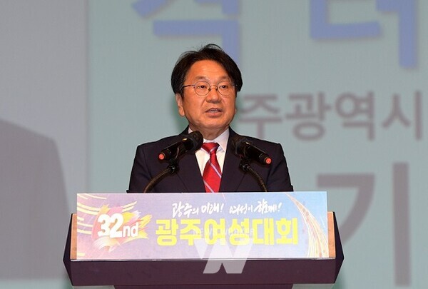 강기정 광주광역시장이 24일 오후 시청 대회의실에서 열린 제32회 광주여성대회 행사에 참석해 격려사를 하고 있다. /광주광역시 제공