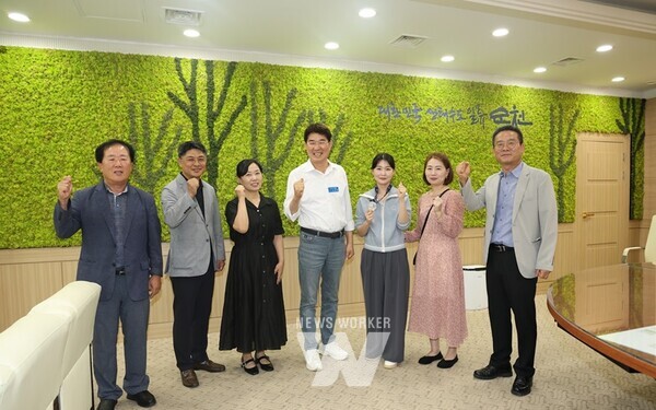 노관규 순천시장이 24일 요리인재 이지유와 효산고등학교 관계자를 초청해 축하, 격려 했다.(좌측부터 1번째 효산고등학교 상임이사 김석중, 2번째 교장 박성영, 3번째 교무부장 봉원금, 4번째 순천시장 노관규, 5번째 이지유, 6번째 이지유 어머니, 7번째 행정실장 강용식)