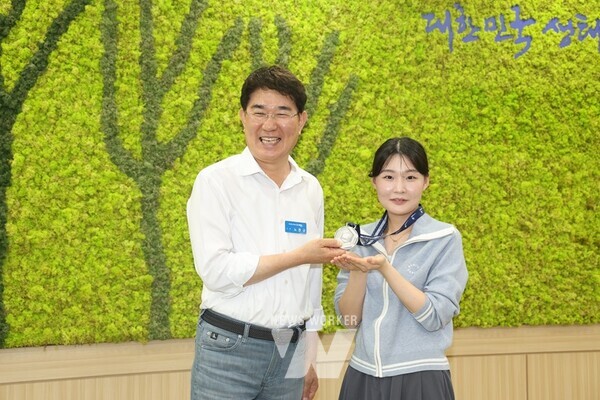 노관규 순천시장이 24일 요리인재 이지유와 효산고등학교 관계자를 초청해 축하, 격려 했다.