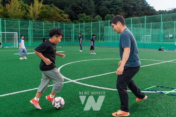 광양제철소 '행복한 꿈나무 축구교실' 재능봉사단이 지난 24일 광양 백운그린랜드에서 지역 배려계층 아이들과 함께하는 축구교실을 진행했다