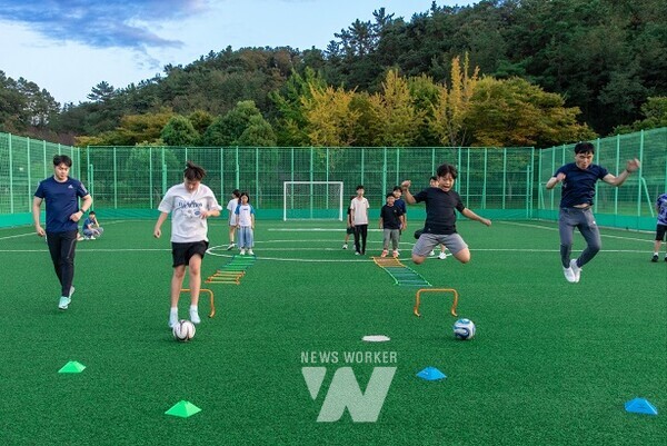 광양제철소 '행복한 꿈나무 축구교실' 재능봉사단이 지난 24일 광양 백운그린랜드에서 지역 배려계층 아이들과 함께하는 축구교실을 진행했다