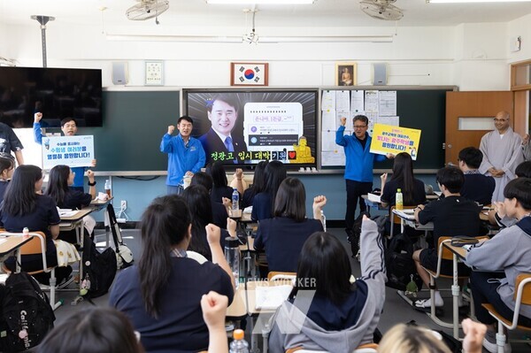 이정선 교육감이 수능 D-50일을 맞아 정광고와 보문고를 방문해 학생들을 격려했다.