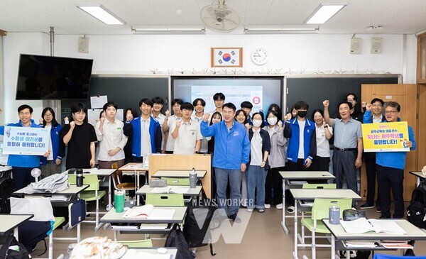 이정선 교육감이 수능 D-50일을 맞아 정광고와 보문고를 방문해 학생들을 격려했다.