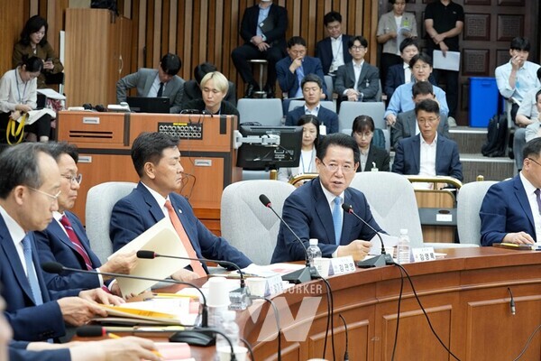 김영록 전라남도지사가 25일 국회 본관에서 열린 ‘국민의힘-호남권 예산정책협의회’에서 기념촬영을 하고 있다.(국민의힘-호남권 예산정책협의회 3)김영록 전라남도지사가 25일 국회 본관에서 열린 ‘국민의힘-호남권 예산정책협의회’에 참석해 지역 현안과 내년도 국비 확보에 대해 협조와 지원을 적극 요청하고 있다.