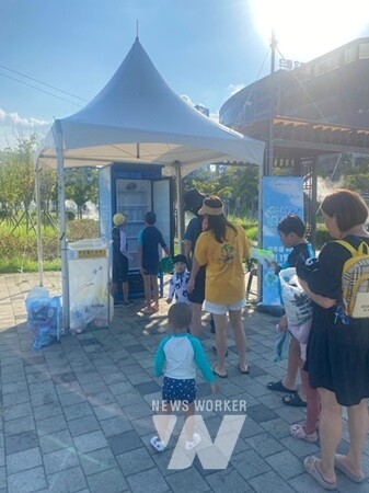 ‘나주시 생수 나눔 냉장고’가 9월 22일자로 운영을 종료했다. 나눔 냉장고는 금성산 둘레길, 빛가람 호수공원, 영산강 둔치 체육공원 등 3곳에서 8월 14일부터 9월 22일까지 설치·운영했다. (사진제공-나주시)