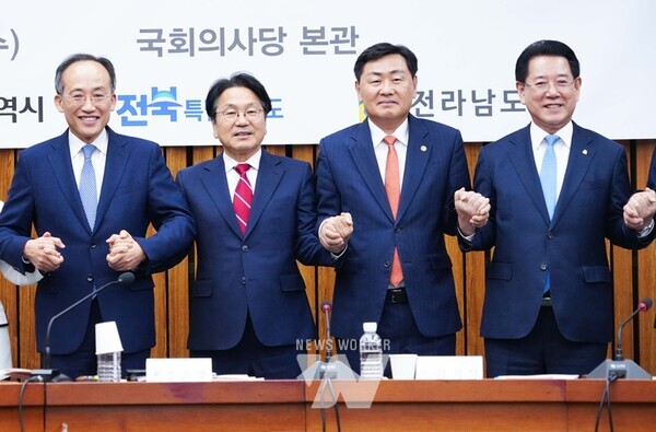 강기정 광주광역시장이 25일 오후 국회 본관에서 열린 ‘국민의힘 예산정책협의회’에 참석해 국민의힘 추경호 원내대표, 김영록 전남도지사, 김관영 전북도지사 등과 기념촬영을 하고 있다./광주광역시 제공