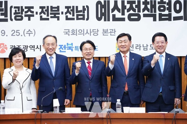 강기정 광주광역시장이 25일 오후 국회 본관에서 열린 ‘국민의힘 예산정책협의회’에 참석해 국민의힘 추경호 원내대표, 김영록 전남도지사, 김관영 전북도지사 등과 기념촬영을 하고 있다./광주광역시 제공