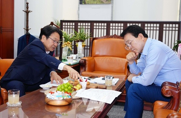 강기정 광주광역시장이 25일 오후 국회 본관에서 성일종 국회 국방위원장과 만나 민·군공항 통합 이전과 서남권 관문공항 조성이 속도감 있게 추진될 수 있도록 대응 전략을 논의하고 있다./광주광역시 제공