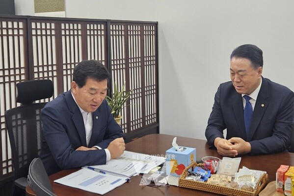 구복규 화순군수는 25일 국회를 방문하여 신정훈 국회의원을 만나 25년도 지역 현안 사업을 설명하고, 국비 확보를 위한 정부 지원을 적극 요청했다.