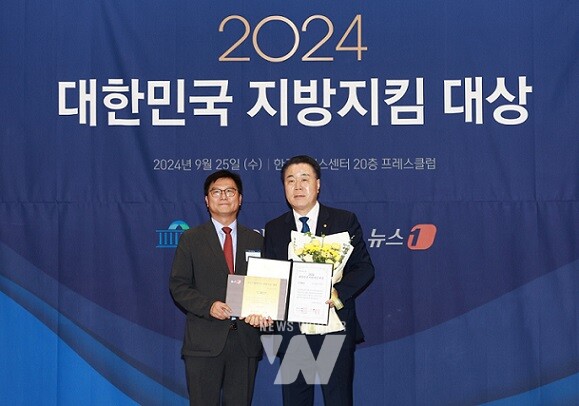 구복규 화순군수(오른쪽)가 25일 열린 지방지킴 혁신대상 시상식에서 시상패를 받고 있다.