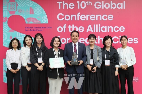 광주시 동구(청장 임택)는 지난 25일 '제10차 건강도시연맹 세계총회’ 시상식에서 ‘세계보건기구(WHO) 건강도시상’과 ‘서태평양 건강도시연맹(AFHC) 건강도시상’을 동시에 수상하는 등 2관왕의 영예를 안았다
