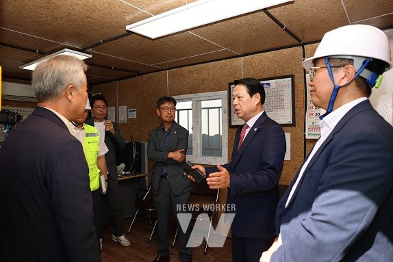 여수광양항만공사(사장 박성현, 이하 공사)는 광양항의 미래 발전 및 국가 물류 경쟁력 강화를 위해 세계 폴드콘(FOLDCON, 접철식 해상용 수송컨테이너) 생산·공급기지 유치에 나섰다