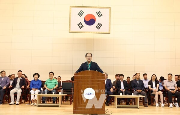 전남 진도군(진도군수 김희수)이 후원하고 군 체육회, 군 배드민턴협회가 주관하는 ‘제10회 진도군수배 배드민턴대회’가 지난 7일(토)부터 8일(일)까지 2일간 진도실내체육관 등 6개소에서 성황리에 개최됐다.