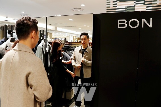 광주신세계 본관 7층 본 매장에서 고객이 제품을 살펴보고 있다.