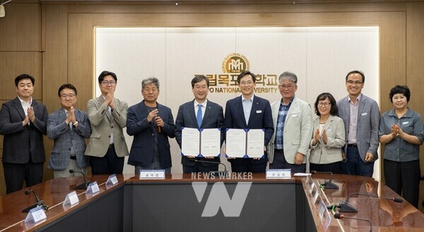 전남 영암군(군수 우승희)이 지난 25일 국립목포대학교(총장 송하철)와 대학 총장실에서 ‘지역민 문화 향유권 확대 업무협약’을 체결했다. 