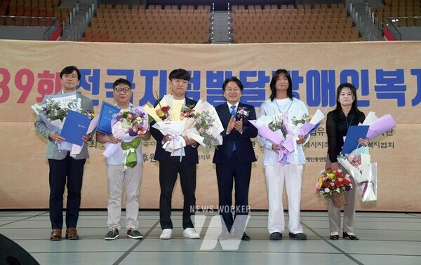 강기정 광주광역시장이 26일 오전 광주여대시립유니버시아드 체육관에서 열린 제39회 전국지적발달 장애인복지대회에 참석해 유공자 표창을 한 후 기념촬영을 하고 있다. /광주광역시 제공