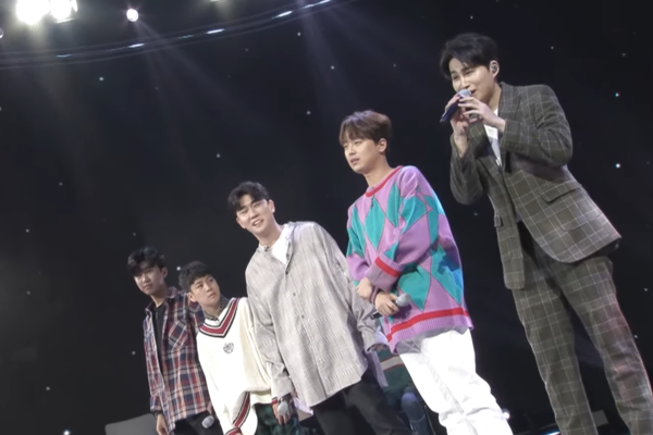 장윤정의 '초혼'을 들려주는 임영웅, 정동원, 영탁, 이찬원, 김희재(왼쪽부터) [사진=미스 앤 미스터 트롯]