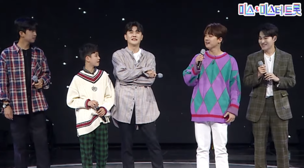 '초혼' 2절 파트를 놓친 이찬원과 당황한 임영웅, 정동원, 영탁, 김희재 등 팀원들 [사진=미스 앤 미스터 트롯]