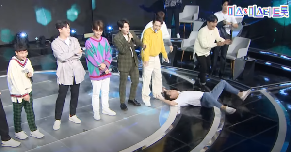 임영웅, 정동원, 영탁, 이찬원, 김희재 팀의 실수에도 노래가 이어지자 벌렁 드러누운 장민호 [사진=미스 앤 미스터 트롯]