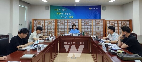 나주시의회 연구단체인 ‘교육문화 정책연구회’(대표의원 박성은)가 나주시 최초로 교육경비보조사업에 대한 설문조사를 시작하며 교육정책 개선을 위한 활동을 본격화했다.