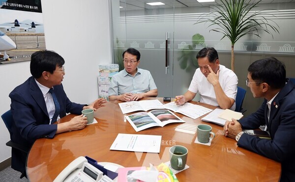김성 장흥군수는 지난 25일 국회를 방문해 2025년도 지역 현안사업을 설명하고 사업 반영을 요청했다. (왼쪽 김성 장흥군수, 왼쪽 2번째 문금주 더불어민주당 의원)