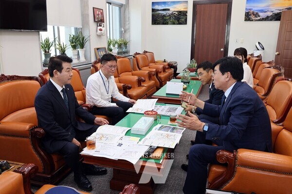 김성 장흥군수는 지난 25일 국회를 방문해 2025년도 지역 현안사업을 설명하고 사업 반영을 요청했다. (왼쪽 박정 예결위원장, 오른쪽 김성 장흥군수)