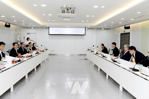 강기정 광주광역시장, 빛고을장학재단 임시이사회 참석 /광주광역시 제공