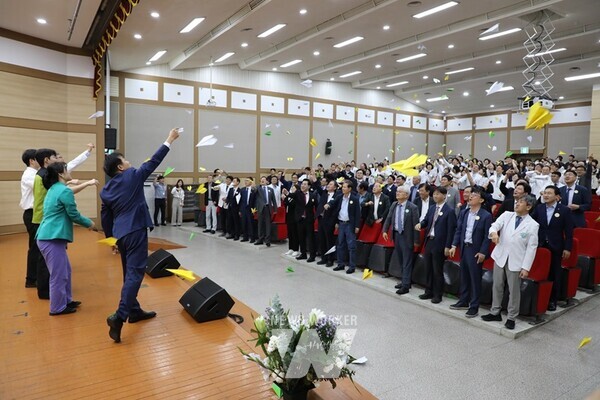 전남대학교병원이 26일 오전 10시 전남대의과대학 명학회관 대강당에서 개원 114주년 기념식을 개최해 전 직원들이 희망을 담아 날려 보내자는 의미로 종이비행기를 날리는 ‘희망을 날리다’ 퍼포먼스를 하고 있다.