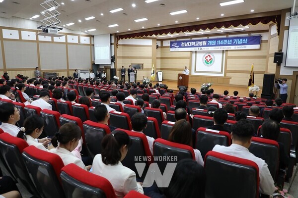 전남대학교병원이 26일 오전 10시 전남대의과대학 명학회관 대강당에서 개원 114주년 기념식을 개최해 전 직원들이 희망을 담아 날려 보내자는 의미로 종이비행기를 날리는 ‘희망을 날리다’ 퍼포먼스를 하고 있다.