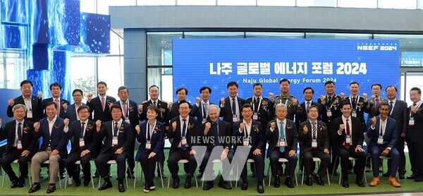 전라남도 나주시가 26일 한국에너지공과대학교 대강당서 ‘나주글로벌에너지포럼 2024’를 개최했다. 포럼에선 전 세계적인 기후위기 극복, 탄소중립 실현의 열쇠가 될 미래 에너지 산업 비전을 논한다. 분산에너지, 수소에너지, 원자력과 핵융합 등 3개 세션을 다룬다. (사진제공-나주시)