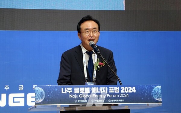 전라남도 나주시가 26일 한국에너지공과대학교 대강당서 ‘나주글로벌에너지포럼 2024’를 개최했다. 포럼에선 전 세계적인 기후위기 극복, 탄소중립 실현의 열쇠가 될 미래 에너지 산업 비전을 논한다. 분산에너지, 수소에너지, 원자력과 핵융합 등 3개 세션을 다룬다. (사진제공-나주시)