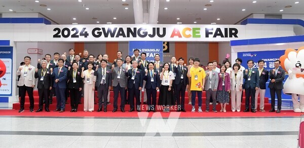 강기정 광주광역시장이 26일 오후 김대중컨벤션센터에서 열린 2024 광주 ACE Fair 개막식에 참석하여 참석자들과 함께 개막 테이프컷팅을 한 후 기념촬영을 하고 있다. /광주광역시 제공