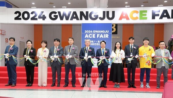 강기정 광주광역시장이 26일 오후 김대중컨벤션센터에서 열린 2024 광주 ACE Fair 개막식에 참석하여 참석자들과 함께 개막 테이프컷팅을 한 후 기념촬영을 하고 있다. /광주광역시 제공