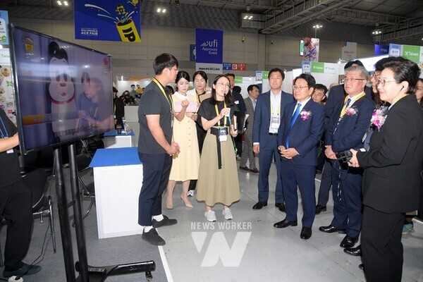 강기정 광주광역시장이 26일 오후 김대중컨벤션센터에서 열린 2024 광주 ACE Fair 개막식에 참석하여 참석자들과 함께 전시장 라운딩을 하고 있다. /광주광역시 제공