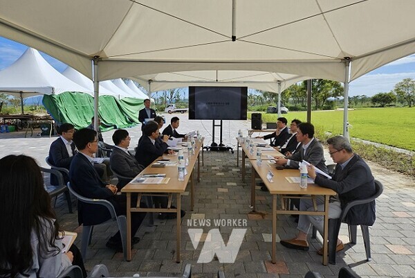 전라남도 나주시는 최근 빛가람혁신도시 이전기관 임원(간부)들과 영산강 정원에서 간담회를 가졌다. (사진제공-나주시)