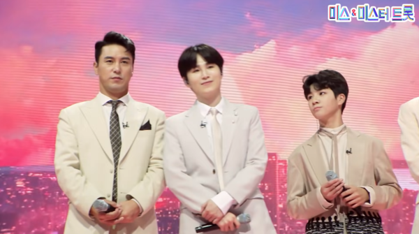 '사랑의 콜센타' 고별무대에서 '언젠가는'을 부르는 장민호와 김희재, 정동원 [사진=미스 앤 미스터 트롯]