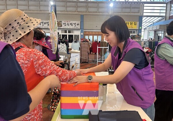 전남 진도군은 최근 ‘제17회 치매극복의 날’을 맞아 진도읍 조금시장에서 치매 인식개선 행사를 했다