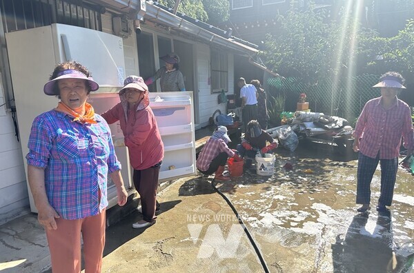 지난 23일, 강진군 칠량면 주민 20여 명이 저소득 침수 가구에 청소 봉사를 하고 있다.