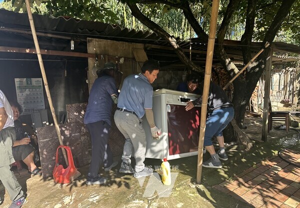 지난 23일, 강진군 칠량면 주민 20여 명이 저소득 침수 가구에 청소 봉사를 하고 있다.