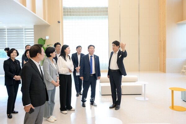 1 순천어울림센터 전경1 어울림도서관 내부 촬영1 지난 12일 순천어울림센터 개관을 기념하여 시설을 관람하는 모습