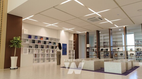 1 순천어울림센터 전경1 어울림도서관 내부 촬영1 지난 12일 순천어울림센터 개관을 기념하여 시설을 관람하는 모습