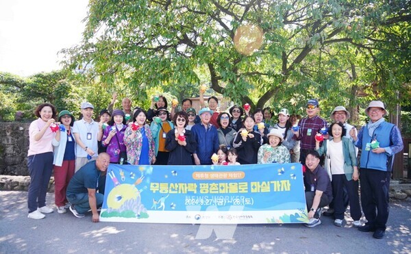 강기정 광주광역시장이 27일 오전 북구 무등산 평촌마을 무돌길 쉼터에서 환경부 선정 체류형 생태관광 체험단과 오찬을 함께한 뒤 기념촬영을 하고 있다./광주광역시 제공