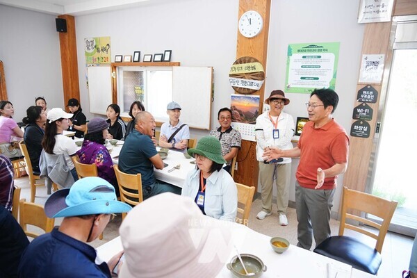 강기정 광주광역시장이 27일 오전 북구 무등산 평촌마을 무돌길 쉼터에서 환경부 선정 체류형 생태관광 체험단을 맞이하며 환영인사를 하고 있다./광주광역시 제공