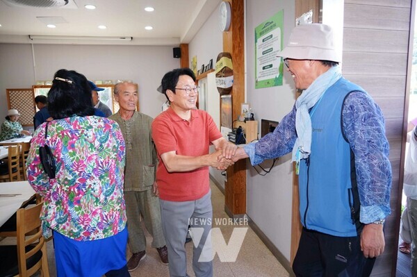 강기정 광주광역시장이 27일 오전 북구 무등산 평촌마을 무돌길 쉼터에서 환경부 선정 체류형 생태관광 체험단을 맞이하고 있다./광주광역시 제공